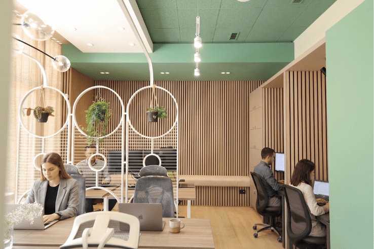 Profesionalci rade u modernom coworking prostoru, ilustracija članka o najčešćim mitovima i zabludama o coworkingu.